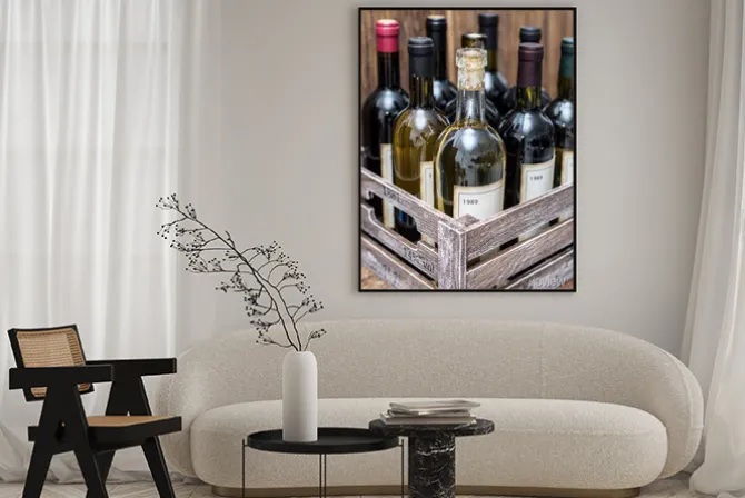 Plakat: Butelek wina w drewnianej skrzyni.