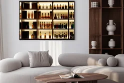 Plakat: Butelki alkoholu na półkach w barze