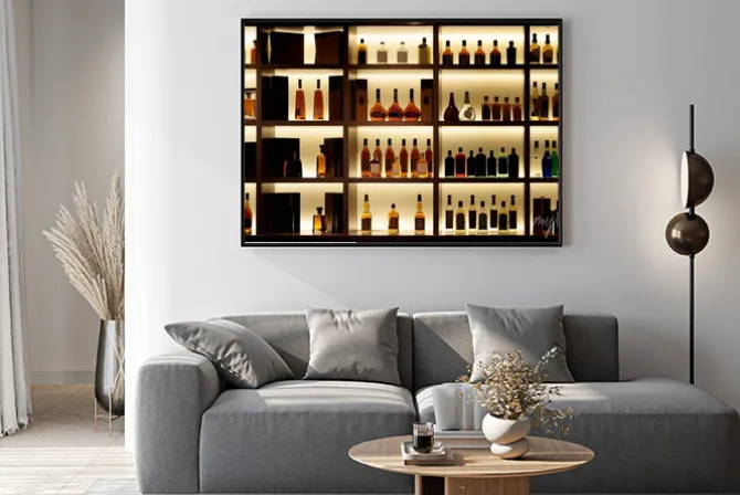 Plakat: Butelki alkoholu na półkach w barze