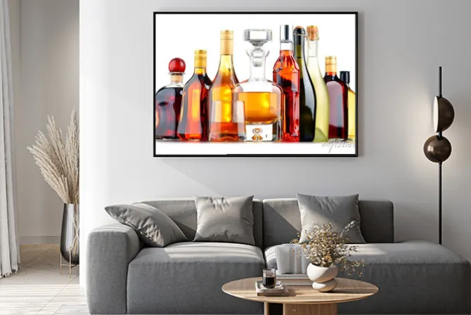 Plakat: Butelki z rozmaitych napojów alkoholowych