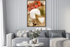 Plakat: Camembert z czosnkiem, pieprzem, pomidorów i tymianku na brązowym