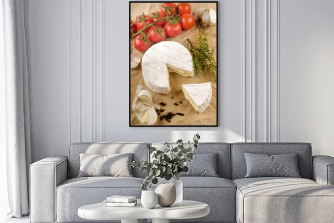 Plakat: Camembert z czosnkiem, pieprzem, pomidorów i tymianku na brązowym