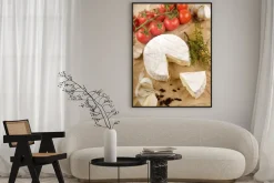 Plakat: Camembert z czosnkiem, pieprzem, pomidorów i tymianku na brązowym