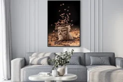 Plakat: Cascata di chicchi di sacco di caffè w iuta