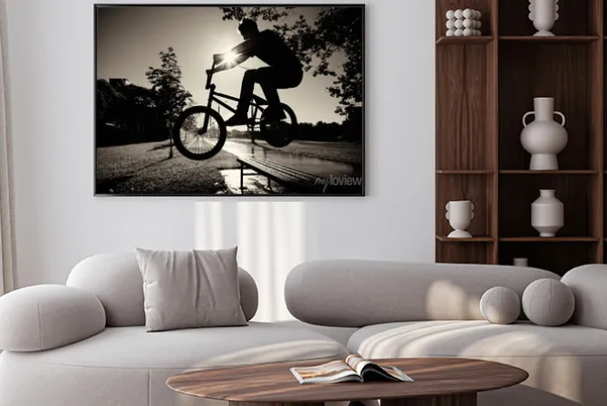 Plakat: Chłopak jadący na rowerze