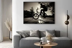 Plakat: Chłopak jadący na rowerze