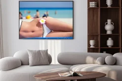 Plakat: Ciało kobiety jest leżącego na plaży