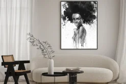 Plakat: Ciemnoskóra kobieta o bujnych włosach w stylu akwareli