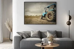 Plakat: Ciągnik na wsi