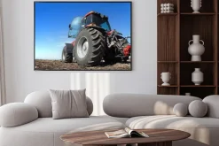 Plakat: Ciągnik pracujących w dziedzinie słoneczny dzień