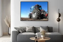 Plakat: Ciągnik pracujących w dziedzinie słoneczny dzień
