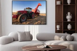 Plakat: Ciągnik rolniczy na polu ścierniska