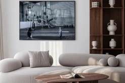 Plakat: Ciężkie sztangi w pustym pokoju