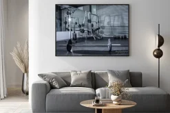 Plakat: Ciężkie sztangi w pustym pokoju
