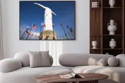 Plakat: Cristo del rey pomnik cali z flagami świata i błękitne niebo,