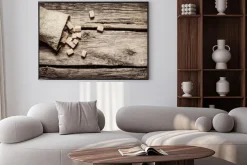 Plakat: Cukier trzcinowy w kostkach rozsypany na deskach