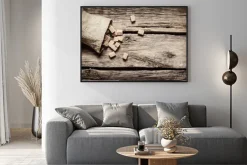 Plakat: Cukier trzcinowy w kostkach rozsypany na deskach