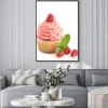 Plakat: Cupcake z malin świeżych owoców samodzielnie na białym tle