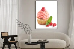 Plakat: Cupcake z malin świeżych owoców samodzielnie na białym tle