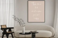 Plakat: Cytat o szczęściu na beżowym tle