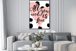 Plakat: Czarno-białe paski tle ze złotym akwarele serca. ręcznie rysowane