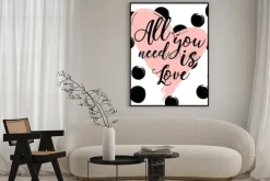 Plakat: Czarno-białe paski tle ze złotym akwarele serca. ręcznie rysowane