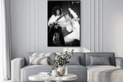 Plakat: Czarno-białe zdjęcie z koncertu queen w 1976