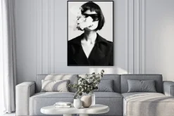 Plakat: Czarno-biały portret kobiety w stylu glamour