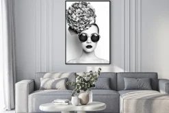 Plakat: Czarno-biały portret kobiety z kwiatami hortensji