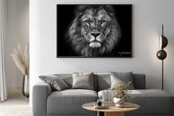 Plakat: Czarno-biały portret majestatycznego lwa