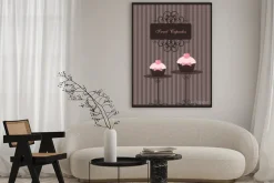 Plakat: Czekoladowe babeczki z wiśniami i różową kokardką