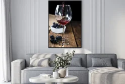 Plakat: Czerwone wino w kieliszku i winogrona