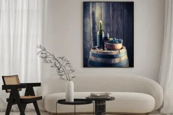 Plakat: Czerwone wino z winogron świeżych na starej beczce