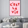 Plakat: Czerwony cytat na różowym tle - cest la vie