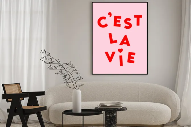 Plakat: Czerwony cytat na różowym tle - cest la vie