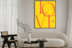 Plakat: Czerwony napis love na żółtym tle