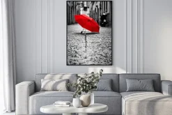 Plakat: Czerwony parasol na czarno-białej fotografii