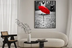 Plakat: Czerwony parasol na czarno-białej fotografii