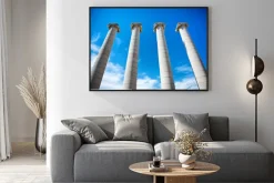 Plakat: Cztery kolumny pod błękitne niebo w katalonii