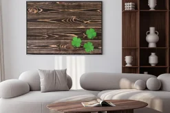 Plakat: Cztery liść koniczyny na tle drewniane