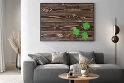 Plakat: Cztery liść koniczyny na tle drewniane