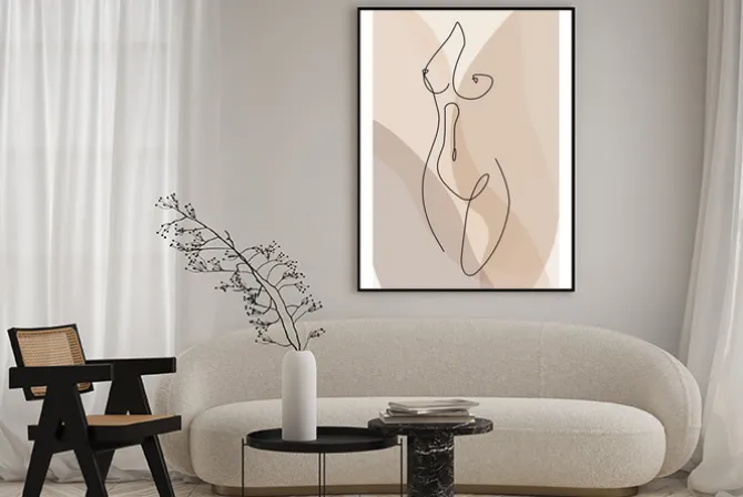 Plakat: Delikatny szkic kobiecej sylwetki na beżowym tle