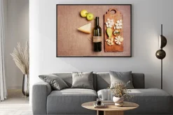 Plakat: Deska serów przyozdobionym z miodem, jabłkami i butelką wina