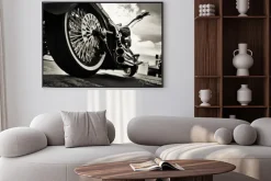 Plakat: Detal motocyklu czarno białe zdjęcie