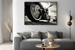 Plakat: Detal motocyklu czarno białe zdjęcie