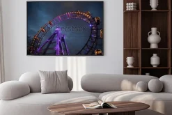 Plakat: Diabelski młyn ze światłem między chmurami. londyńskie oko. zimowy.