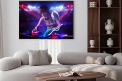 Plakat: Disc jockey dziewczyna gra muzykę z efektami świetlnymi belki