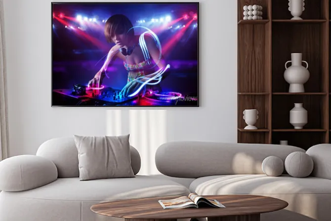 Plakat: Disc jockey dziewczyna gra muzykę z efektami świetlnymi belki