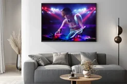 Plakat: Disc jockey dziewczyna gra muzykę z efektami świetlnymi belki