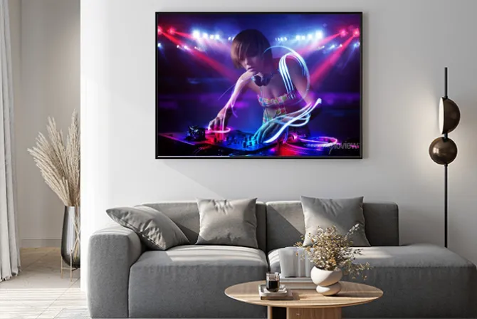 Plakat: Disc jockey dziewczyna gra muzykę z efektami świetlnymi belki